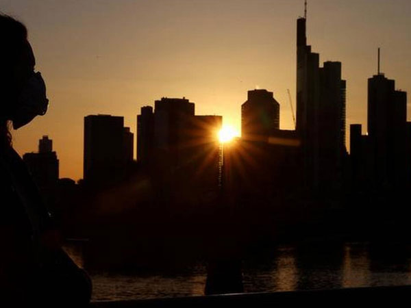 ఇలా సంక్షోభంలోకి..