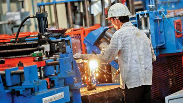 డిమాండ్‌లేమి.. మూతబడిన కంపెనీలు.. అధిక వడ్డీ