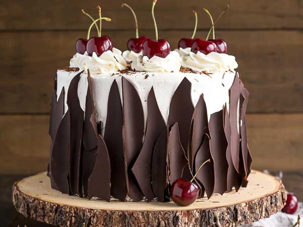 బర్త్ డే కేక్స్.. భోజనం