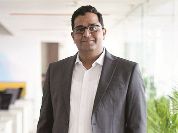 భార్యతో కలిసి...