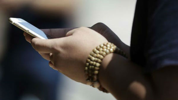 మొబైల్ ఫోన్లపై ఇలా దాడి