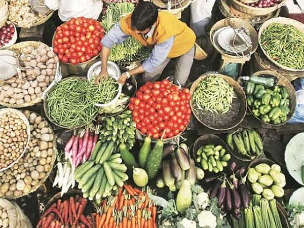 విపరీతంగా పెరిగిన ధరలు ... కరోనా , వరదలు కారణం