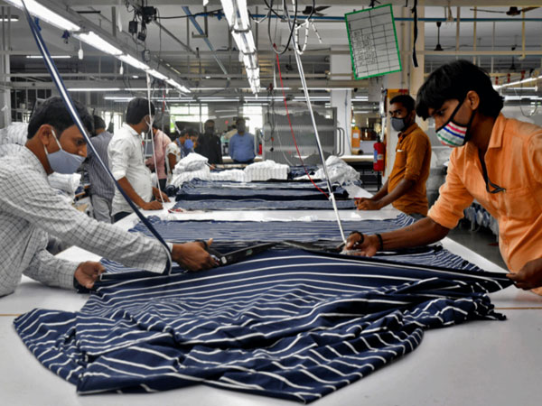 వస్త్ర పరిశ్రమ పుంజుకుంటోంది