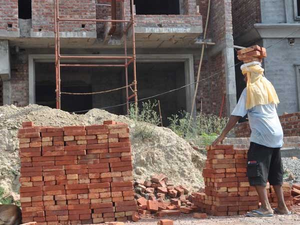 స్టీల్ తో పాటు ఇటుకలు, ఇసుక