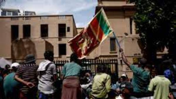  క్యూ లైన్లలోనే ప్రజలు..