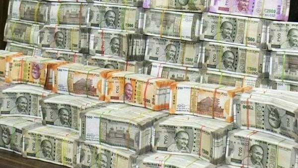 డిపాజిట్ల అగ్రస్థానంలో యూకే..