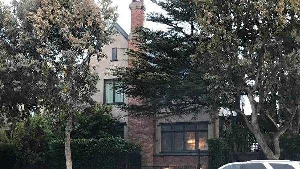 ధనవంతులు నివసించే ప్రాంతంలో.. 