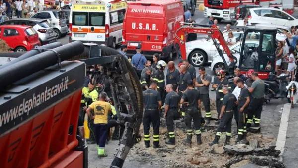  శిథిలాల్లో చిక్కుకుని..