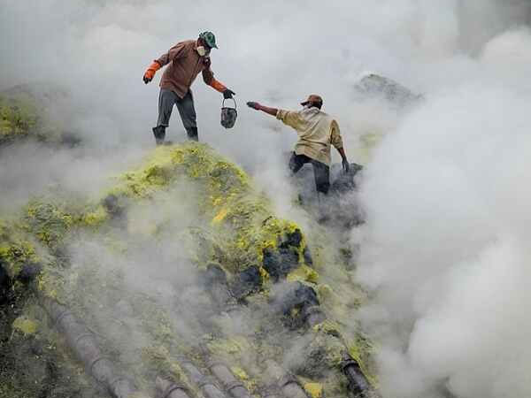 అగ్నిపర్వత గని లోపల సల్ఫర్..