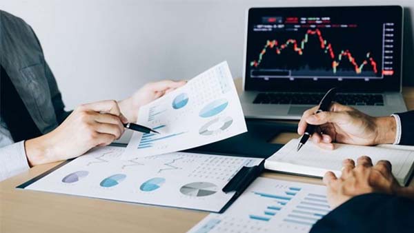 స్టాక్ బ్రోకర్..