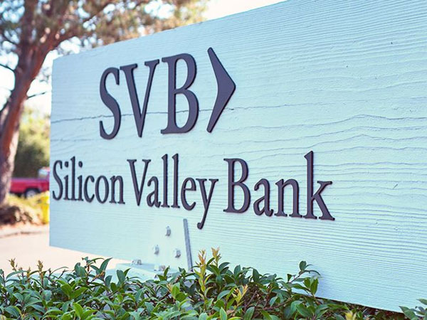 చిక్కుకున్న నిధులు..