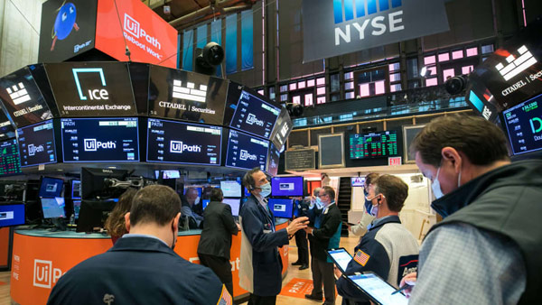 US markets ended with heavy losses on Friday
