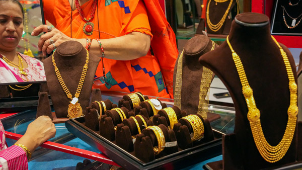 Gold rate increased drastically 1500 for 10 gms and silver too on heat, gold lovers in shock