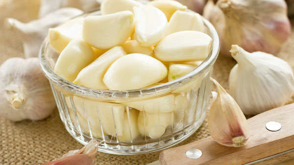 garlic prices rose after onion rates amid low availability retail rate at 400 kg