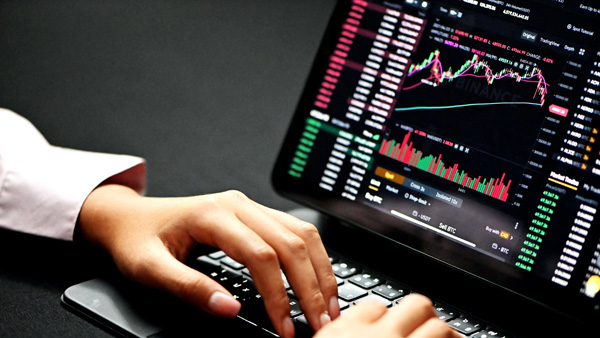 Indian stock markets trading volatile amid US markets up but asia markets negative