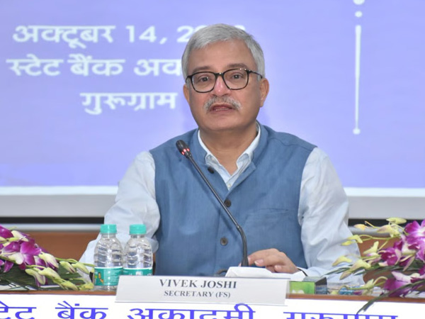 Banking secretary key comments on savings accounts and mutual funds 