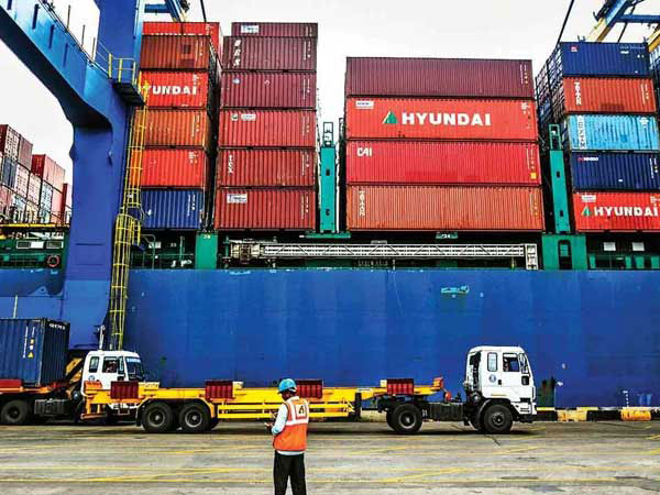 Exports of service sector declined in March