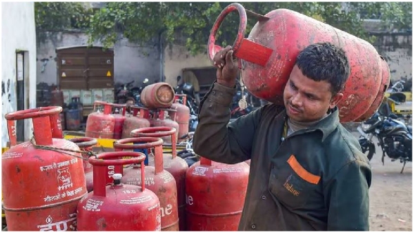 Indian oil companies cut commercial gas cylinder prices by 19 rupees know latest rates