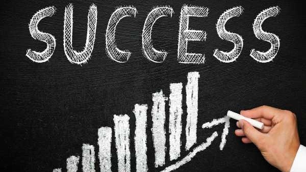 London Investment Banker Nishcha Shah left job and earning crores with YouTube