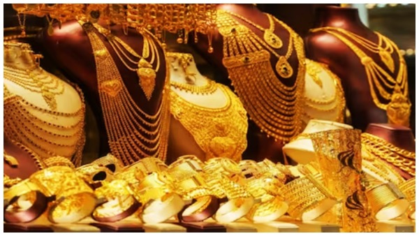 Gold and silver prices fell slightly on Monday Gold and silver prices fell slightly on Monday