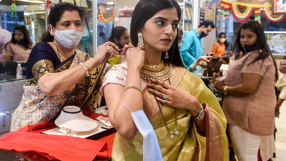 Gold Rate శుభవార్త.. పాతాళానికి పడిన గోల్డ్ రేటు.. నేడు రూ.6000 తగ్గిన