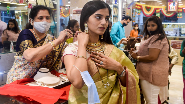 Gold and silver rates fell drastically week before diwali and Dhanteras