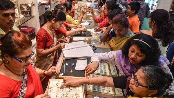 Good news to gold buyers as prices drop heavily before Diwali and Dhanteras on monday Good news to gold buyers as prices drop heavily before Diwali and Dhanteras on monday