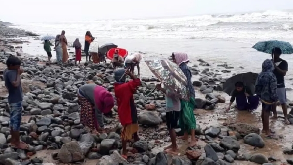 Gold in Uppada Beach Cyclone Nivar Unleashes Treasure Hunt Along Andhra s Coast Gold in Uppada Beach Cyclone Nivar Unleashes Treasure Hunt Along Andhra s Coast