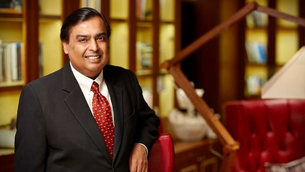 Two Youtubers tried to enter Mukesh Ambani s house Antilia in Mumbai were stopped by security