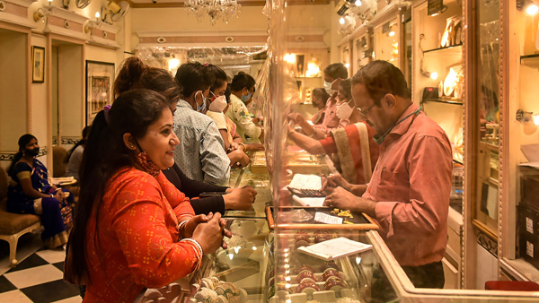 gold and silver rates confusingly rise shocking indian buyers