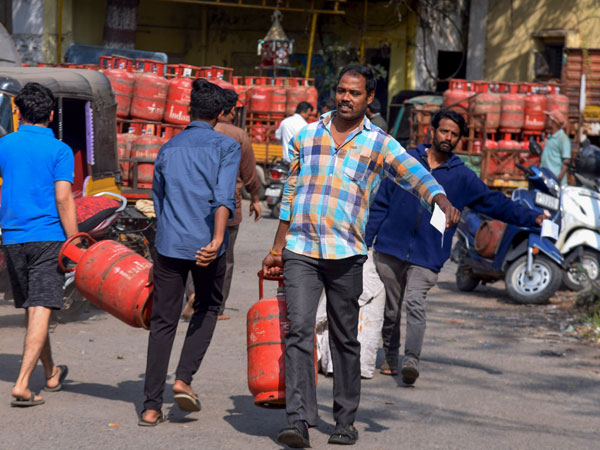 LPG Price update 19kgs Gas cylinders prices hiked on march 1 know how much it increased in which city