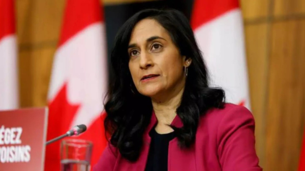 anita anand the first Indian Hindu woman of foreign minister in Canada Took oath with hand on bhagawat Gita