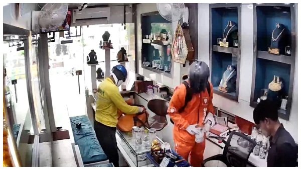Blinkit Swiggy Ghaziabad robbery Jewellery shop Blinkit Swiggy Delivery uniform CCTV Theft Gold Silver Police investigation Social media Employee suspicion