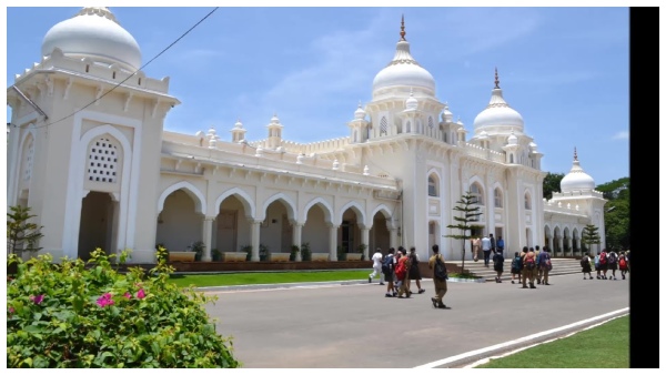 HPS CEO Hyderabad Public School HPS Begumpet Jagirdars College Nizam Mir Osman Ali Khan H Wakefield Eton College CEO Factory Satya Nadella Shantanu Narayen Ajay Banga Shailesh Jejurikar Prominent Alumni Education Hyderabad