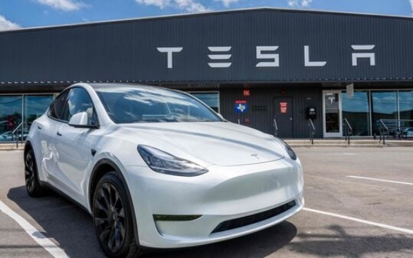 Tesla s first India showroom opens in Mumbai Tesla s first India showroom Mumbai Tesla Tesla Launches Model Y in India Tesla Model Y in India Model Y in India Tesla Model Y Tesla Model Y India launch Tesla Model Y price in India Tesla cars in India electric cars India 2025 Model Y SUV India Tesla EV price Model Y features India Elon Musk Tesla India Tesla India market entry premium electric cars India EV SUV India Tesla bookings India SUV 2025 EV Tesla Model Y Cost in India tesla car features