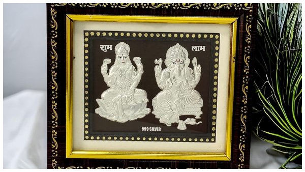 Amid Soaring Gold amp amp Silver Prices Buyers Eye Diverse Jewellery amp amp Gift Items for Diwali