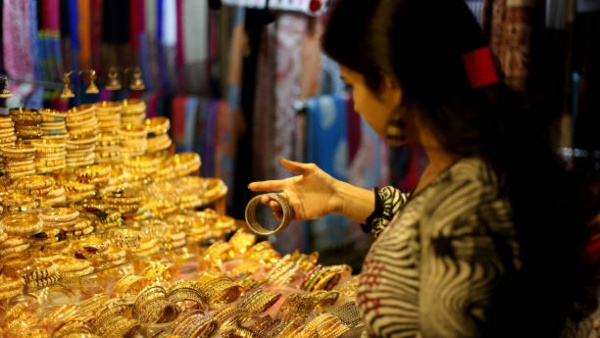 Gold price today gold rate India 24k gold price 22k gold rate 18k gold rate gold price drop gold rate today October 30 gold price fall India gold price per 10 grams gold price per 100 grams gold rate live update gold buying India gold market news 24 carat gold rate 22 carat gold price Indian gold market gold investment news gold rate change today gold rate gold jewellery price India 24 22 18 30 100