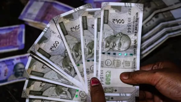 Indian rupee falls as oil surges Indian rupee falls as oil surges