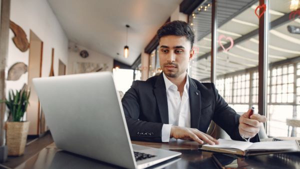 Success story of man earning 75 LPA without IIT degree despite layoffs and starting career from Tier 3 college