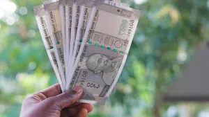 Indian Rupee Hits Record Low Against Us Dollar 011 1398831.html