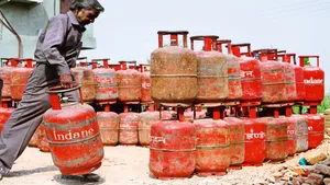 Lpg Prices Today Check 14 2kg 19kg Lpg Prices In Uttar Pradesh Maharashtra Other States Cities 1494483.html