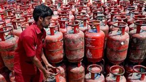 Lpg Crisis In India Gas Cylinders Sold At Rs 4 000 In Black Market Amid Wedding Season Demand 1503543.html
