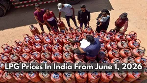 Lpg Gas Cylinder Prices From June 1 19kg Lpg Prices Hiked By 42 54 In Delhi Mumbai Chennai Kolkata 1512053.html
