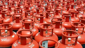 Lpg Cylinder Price Cut By 400 Rupees Along With 300 Rupees Ujjwala Subsidy