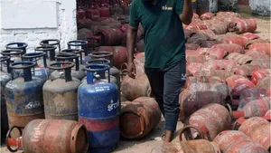 Omcs Slash Commercial Lpg Cylinder Prices In Major Indian Cities Aligned With Global Oil Trends