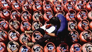 Lpg Crisis Deepens Omc May Supply Only 10 Kg In 14 2 Kg Cylinders Iran War Blocks Imports